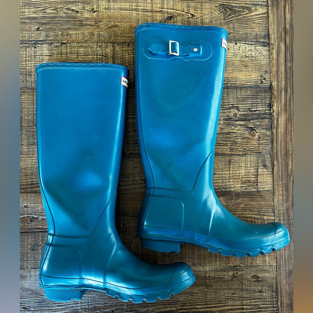 Hunter Boots. Size 9. Classic knee high rain boots. Teal color.